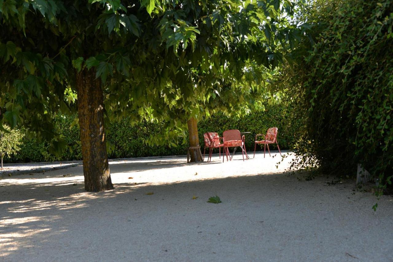 Domaine Des Ecureuils Bed & Breakfast Carpentras Exterior photo